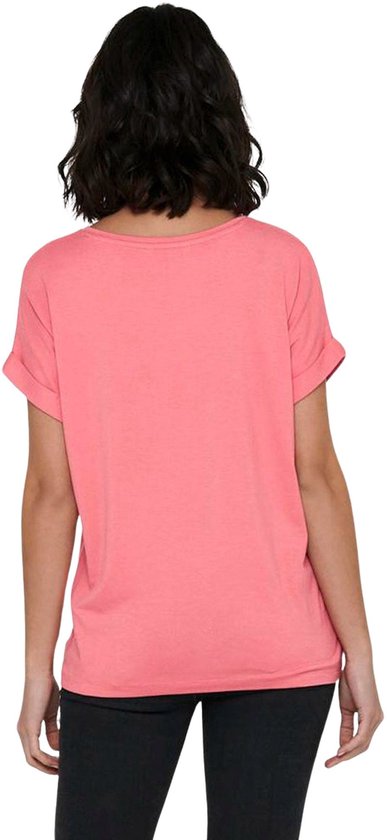 Coralroze t-shirt met omgerolde korte mouwen, gezien vanaf de achterkant.