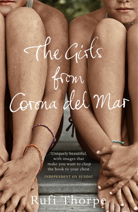 Couverture de livre avec le titre 'The Girls from Corona del Mar' écrit par Rufi Thorpe. L'image montre les jambes de deux personnes serrées l'une contre l'autre.