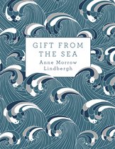 Couverture du livre 'Gift from the Sea' d'Anne Morrow Lindbergh, avec un motif décoratif de vagues bleues, grises et blanches.