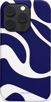 iPhone 14 Pro hoesje met abstract blauw-wit golfpatroon. De 'Zeebries Golven' collectie van Casetastic.