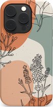 Telefoonhoesje met abstracte vormen in terracotta, beige en groen, met zwarte lijntekeningen van lavendel en takjes.