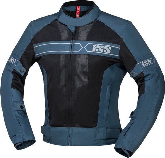Blauwe iXS motorjas met zwarte mesh panelen op borst en armen. Zilveren strepen en logo's op de borst.