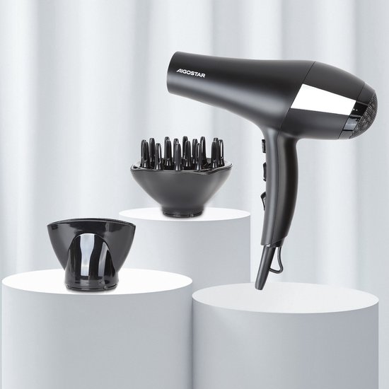 Zwarte Aigostar haardroger met diffuser en concentrator op witte display-ondergronden.