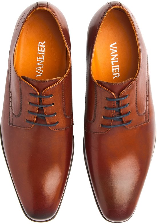 Bovenaanzicht van een paar bruine veterschoenen met 'VANLIER' in de zool.