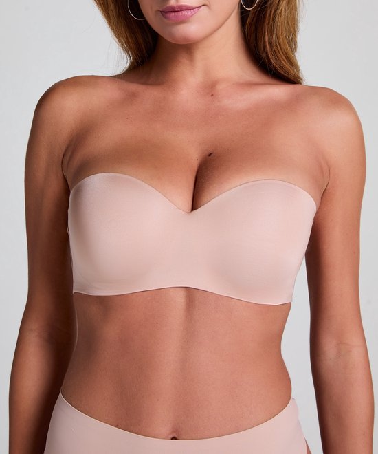 Model met beige strapless bh.