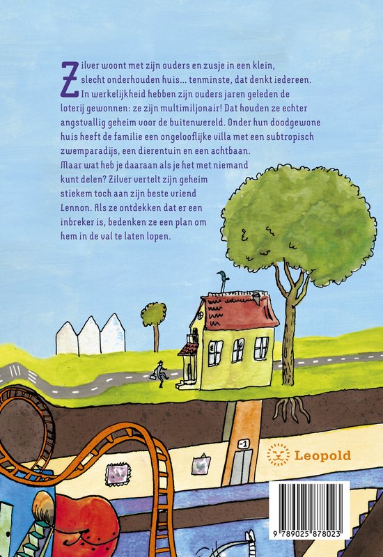 Achterkant boek met tekst "ILONA de LANGE" en het begin van een verhaal. Boven een achtbaan door een ondergronds huis.