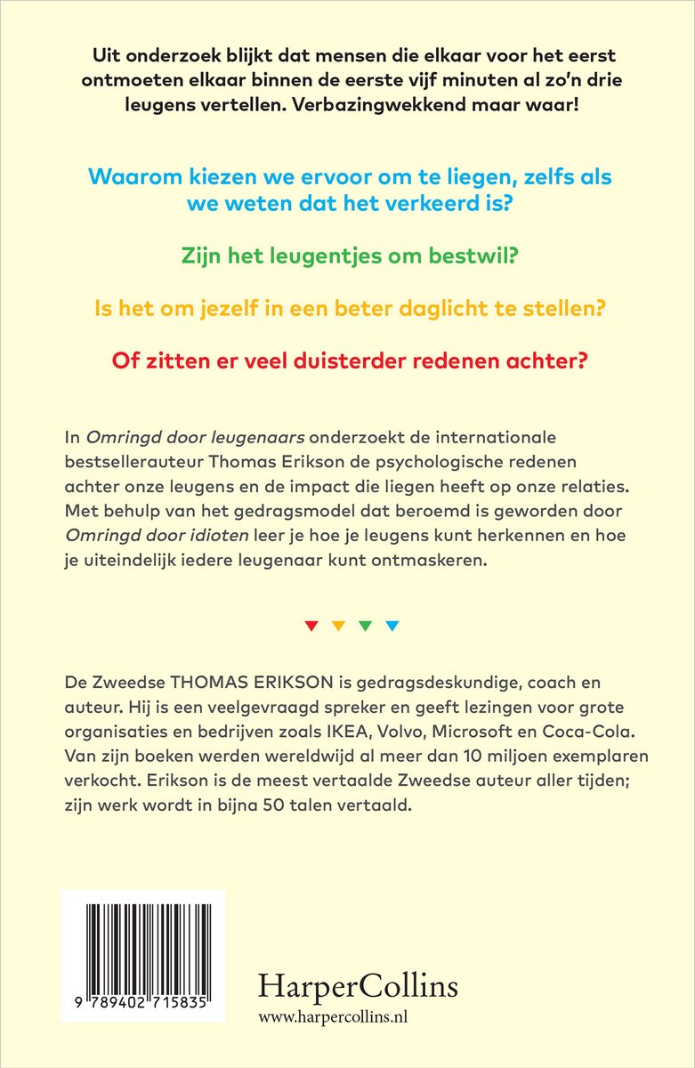Achterkant van het boek 'Omringd door leugenaars'. Tekst in het Nederlands met een biografie van de auteur en informatie over het boek. Barcode en logo van HarperCollins onderaan.