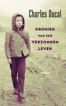 Een jongen met een jas met capuchon en een tas, staand in een landelijke omgeving. Titel: Charles Ducal - Kroniek van een verzonnen leven.