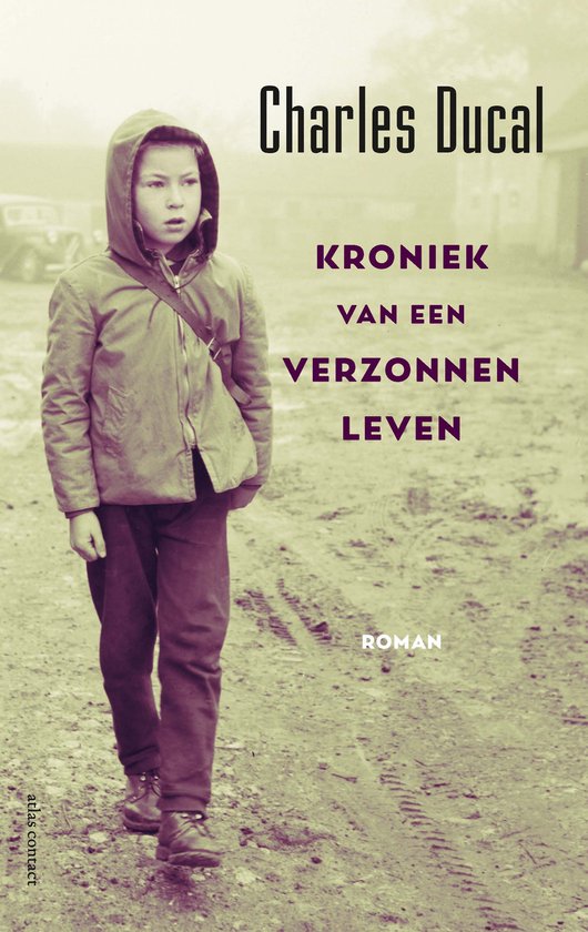 Een jongen met een jas met capuchon en een tas, staand in een landelijke omgeving. Titel: Charles Ducal - Kroniek van een verzonnen leven.