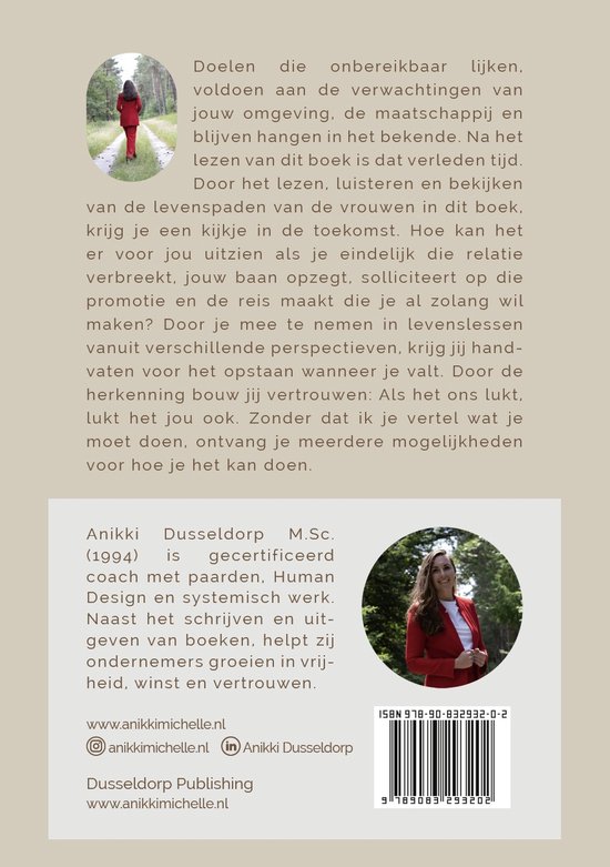 Een vrouw in rode jas staat op een bospad