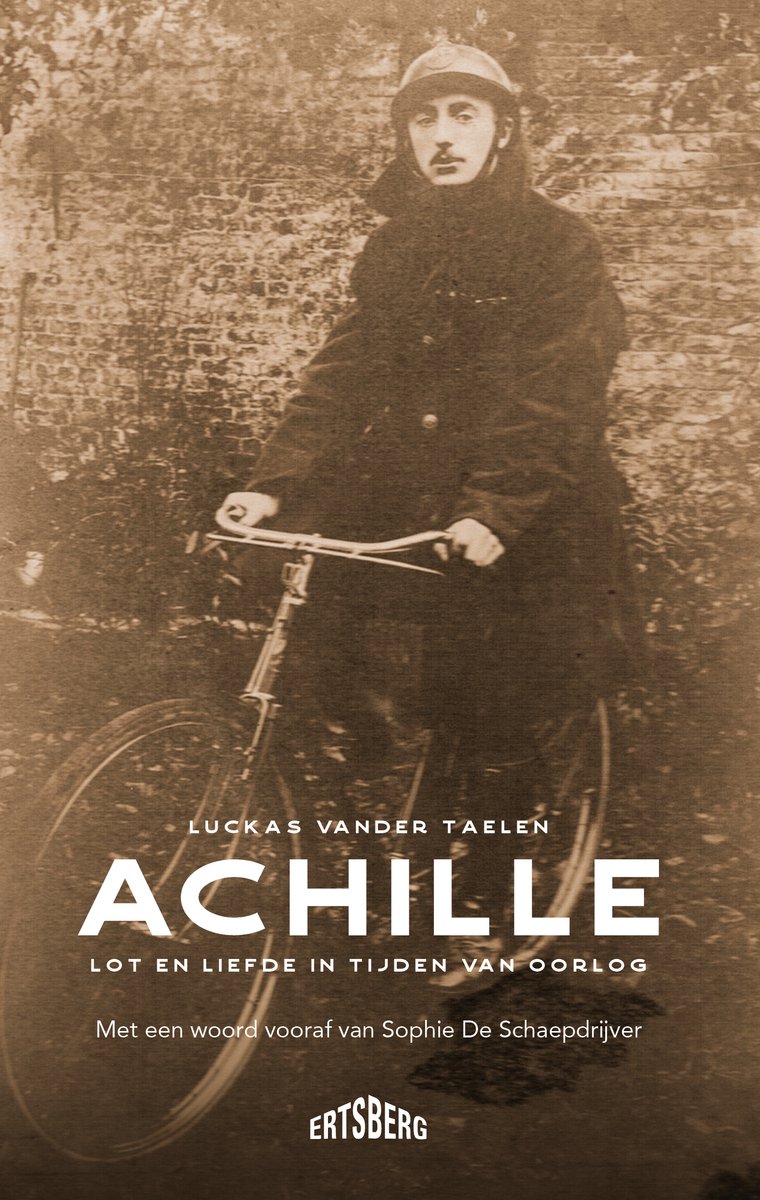 Oude foto van een man met helm op een fiets. Titel: Achille, Lot en Liefde in Tijden van Oorlog.