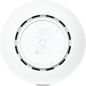 Onderkant van een witte, cilindrische router met productinformatie, serienummer en keurmerken.