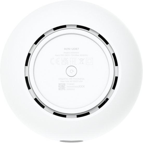 Onderkant van een witte, cilindrische router met productinformatie, serienummer en keurmerken.