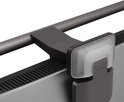 Close-up van de BenQ ScreenBar Halo gemonteerd op een monitorrand, met de klikbevestiging zichtbaar.