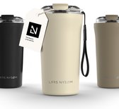 LARS NYSØM - Tasse à Coffee Thermo à emporter 'Rørelse' 500 ml - Sans BPA avec isolation - Avec sangle de transport et couvercle en Tritan - Crème au beurre