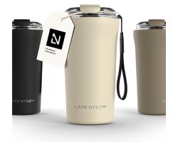Omslag van LARS NYSØM Rørelse Thermo Coffee Mug-to-go 500ml - BPA-vrij met Isolatie - Met Draagriem & Tritan Deksel (Almond Beige)