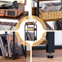 Collage van een bruin en zwart platenspeler meubel met platenspeler, boeken, LP's en verstelbare pootjes.
