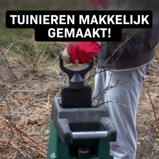 Handen met rode handschoenen gebruiken een hakselaar. "Tuinieren makkelijk gemaakt!"