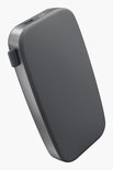 Donkergrijze powerbank met een slank, gebogen profiel en metalen rand.
