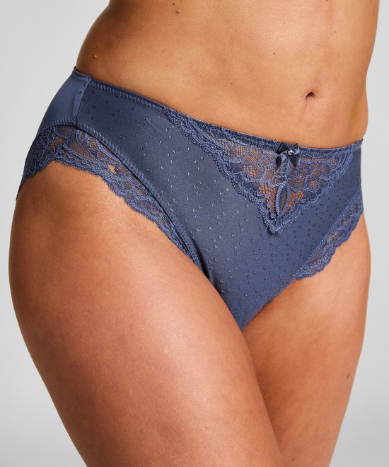 Blauwe slip met stippenpatroon en kanten randjes, gezien opzij.