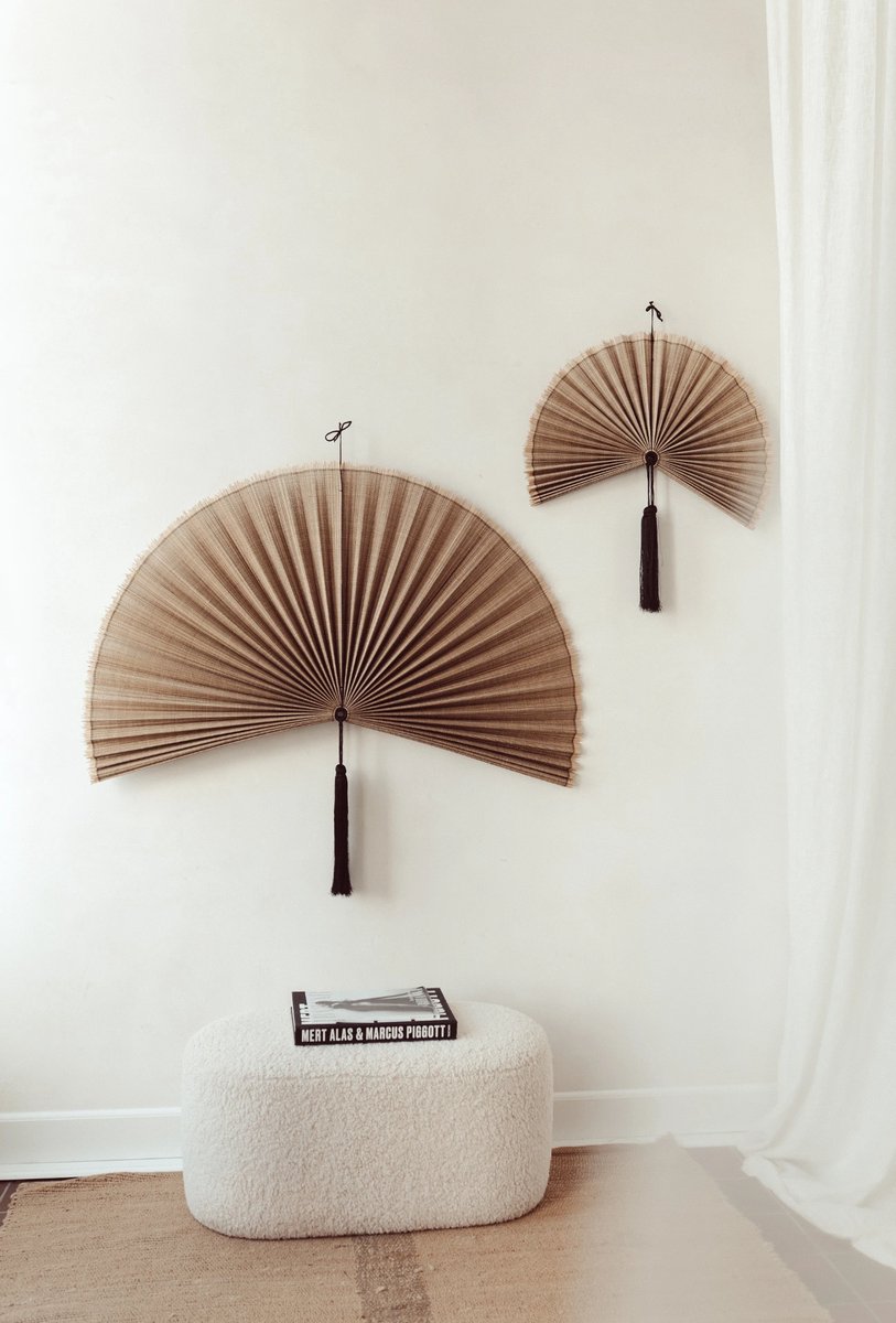 Bamboe waaier Bruin Extra Large | Bamboo wanddecoratie | Muurdecoratie waaier met kwastjes | Interieur eyecatcher | Japandi stijl