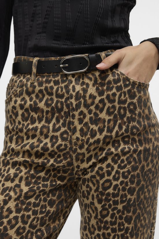 Close-up van wijde jeans met luipaardprint en zwarte riem.