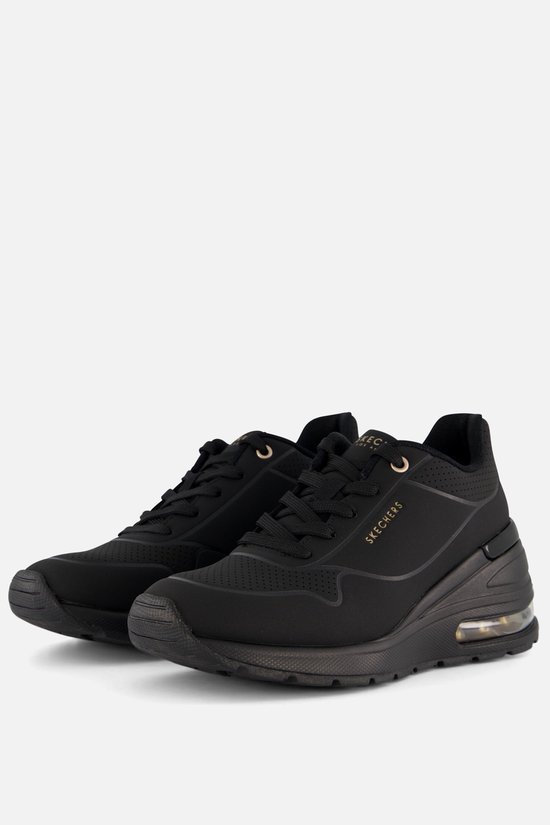 Een paar zwarte Skechers sneakers, schuin zijaanzicht, met gouden details.