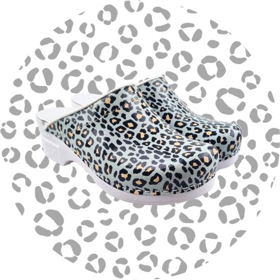 Sabots bleu pâle avec imprimé léopard noir et beige, semelles blanches. Arrière-plan avec imprimé léopard.