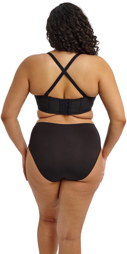 Mannequin pulpeux vu de dos, portant un soutien-gorge bandeau noir à bretelles croisées et une culotte noire assortie.