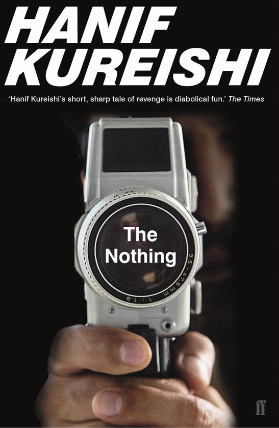 Boekhoes met de titel 'The Nothing' van Hanif Kureishi, met een vintage filmcamera.