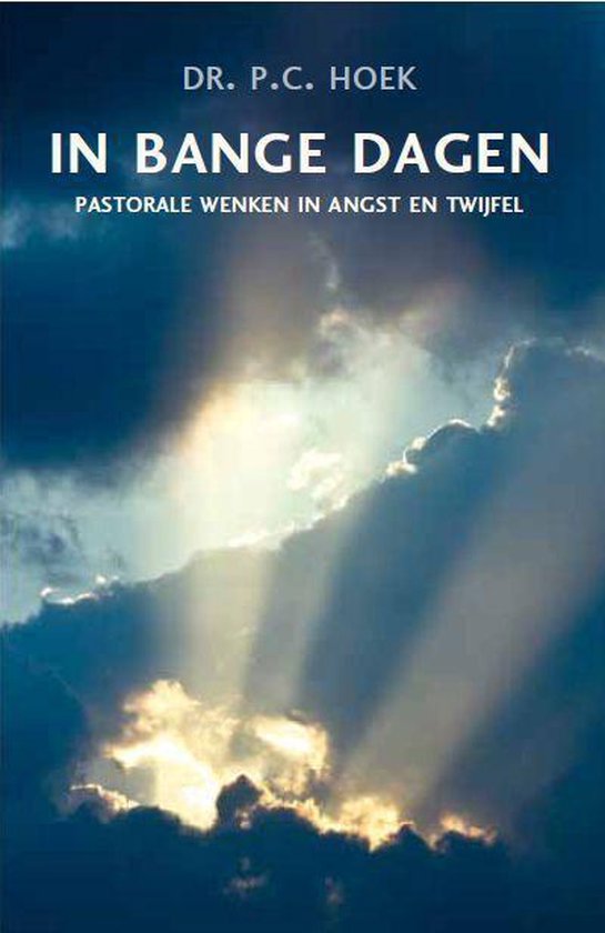 Boek 'In bange dagen' met dramatische lucht en zonnestralen.