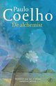Boekomslag van "De alchemist" door Paulo Coelho met piramides en een silhouette van een man.