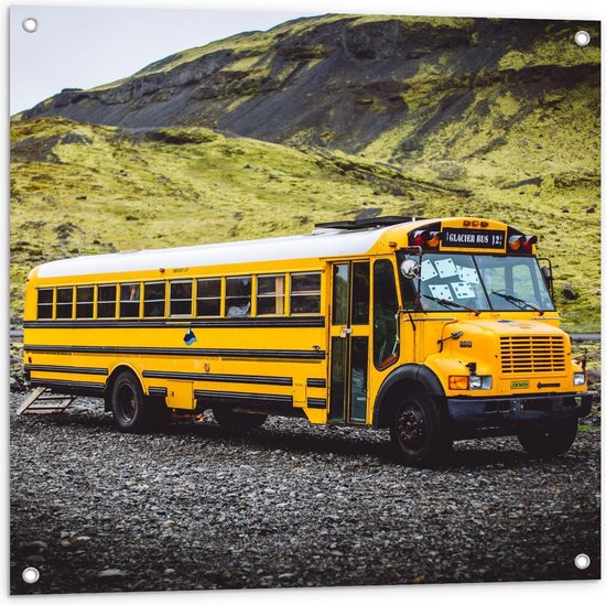 Tuinposter – Schoolbus tussen de Bergen - 80x80cm Foto op Tuinposter  (wanddecoratie voor buiten en binnen)