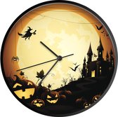 Klok Halloween illustratie Ø 30 cm - Een illustratie van een kasteel met heksen en pompoenen tijdens Halloween - Modern - Zwarte wandklok met foto
