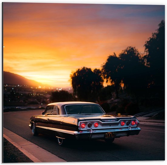 Dibond - Bruine Old Timer Auto - 50x50cm Foto op Aluminium (Met Ophangsysteem)