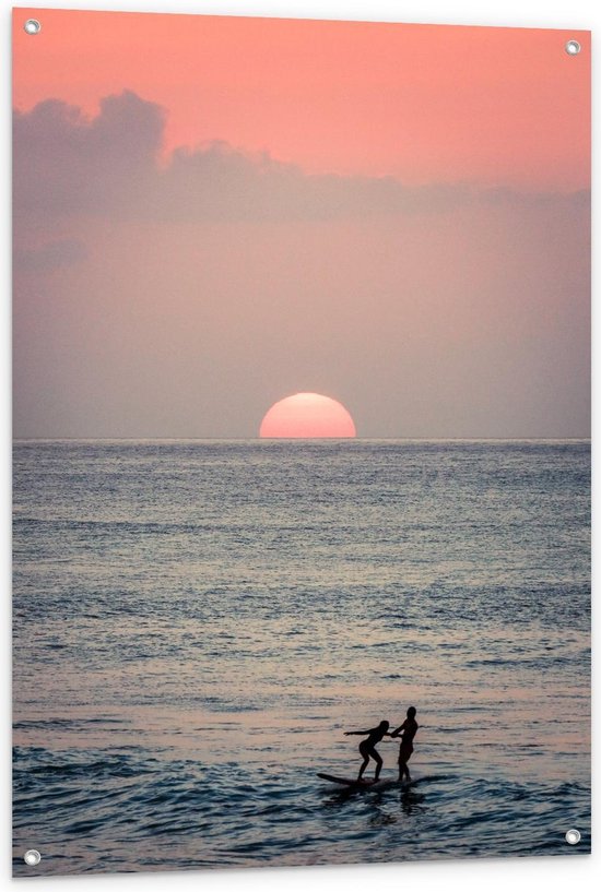 Tuinposter – Surfende Mensen op de Zee Tijdens een Mooie Zonsondergang - 80x120cm Foto op Tuinposter  (wanddecoratie voor buiten en binnen)