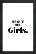 JUNIQE - Poster met houten lijst Run Girls -13x18 /Wit & Zwart