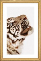 JUNIQE - Poster met houten lijst Portrait of a Future King -13x18
