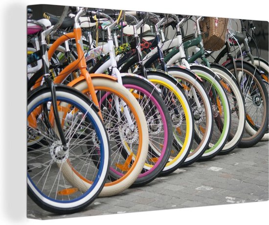 Canvas Schilderij Meerdere kleurrijke fietsen - 90x60 cm - Wanddecoratie