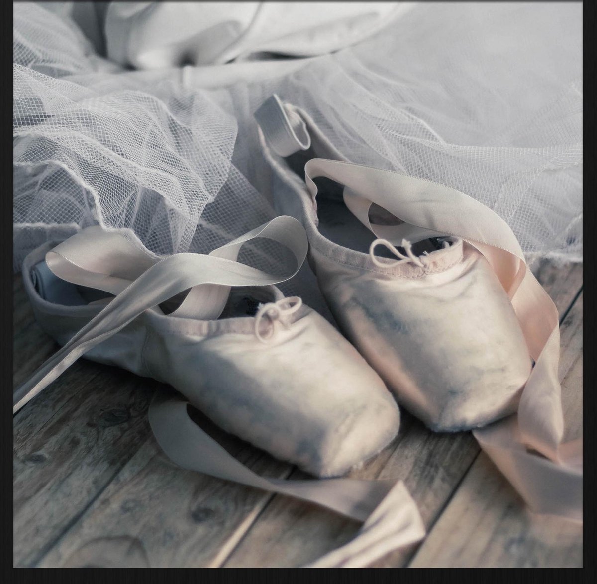 Schilderij - ballet spitzen - Collectie Moves - Forex met zwarte lijst - 74x74cm