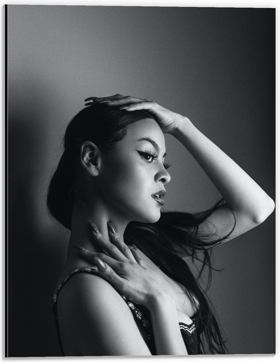Dibond - Poserende Vrouw (zwart/wit) - 30x40cm Foto op Aluminium (Met Ophangsysteem)