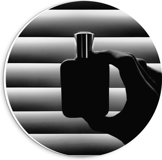 Forex Wandcirkel - Zwart/Wit Parfumflesje Die Iemand Vasthoudt - 20x20cm Foto op Wandcirkel (met ophangsysteem)