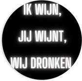 Forex Wandcirkel - Tekst: ''Ik Wijn, Jij Wijnt, WIj dronken'' Neon Letters Wit/Zwart - 90x90cm Foto op Wandcirkel (met ophangsysteem)