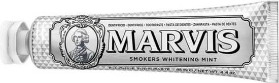 Marvis Smokers Whitening Mint tandpastatube met driehoekspatroon.