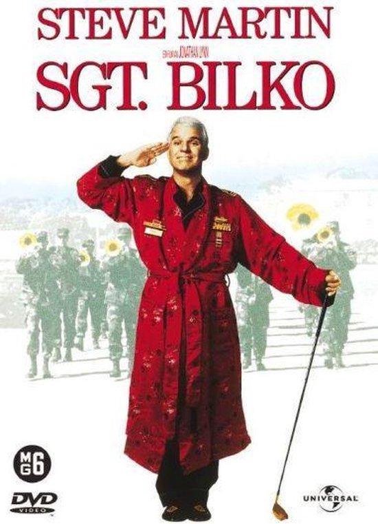 Steve Martin als Sgt. Bilko in een rode badjas, met een golfclub.