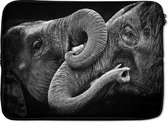 Laptophoes 14 inch - Omhelzing olifanten op zwarte achtergrond in zwart-wit - Laptop sleeve - Binnenmaat 34x23,5 cm - Zwarte achterkant