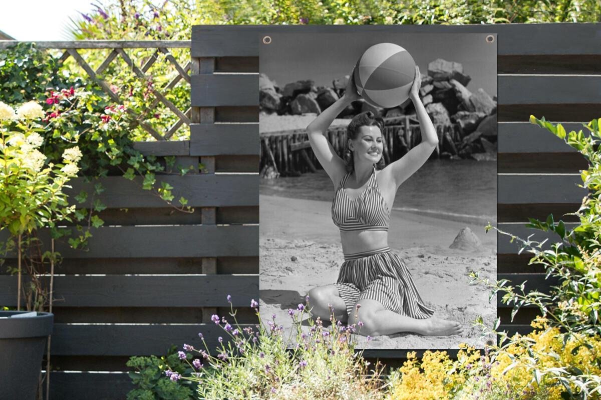 Photo de vacances Vintage d'une femme avec un ballon de plage en papier poster  noir et