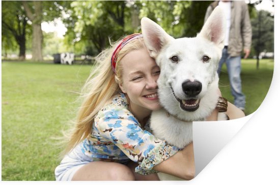 Muursticker Knuffelen met dieren - Jonge blonde vrouw knuffelt met witte  hond - 30x20... | bol.com