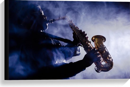Canvas  - Saxofoonspeler bij Blauwe Lampen met Rook - 60x40cm Foto op Canvas Schilderij (Wanddecoratie op Canvas)