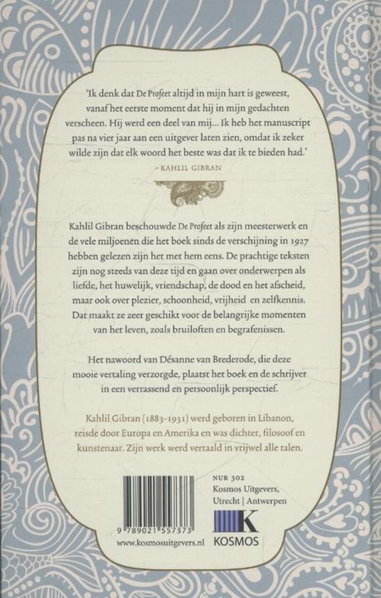 Achterkant van het boek 'De Profeet' van Kahlil Gibran. Bevat tekst over het boek, een quote, informatie over de vertaler en uitgever, en een barcode. De achtergrond heeft dezelfde lichtblauwe en witte oosterse patronen als de voorkant.